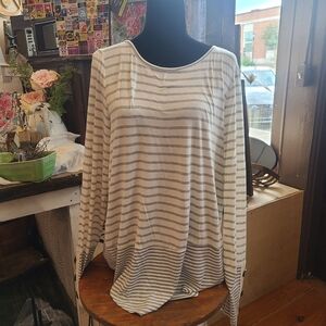 HEADED TO CONSIGNMENT MAKE AN OFFER! KdL boutique top